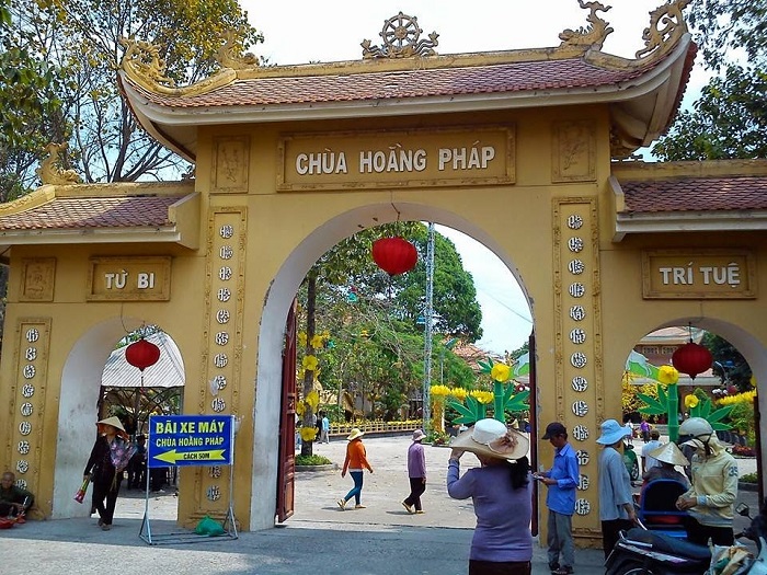 Cổng tam quan tại chùa Hoằng Pháp. Ảnh: Phan Thị Như Mai.
