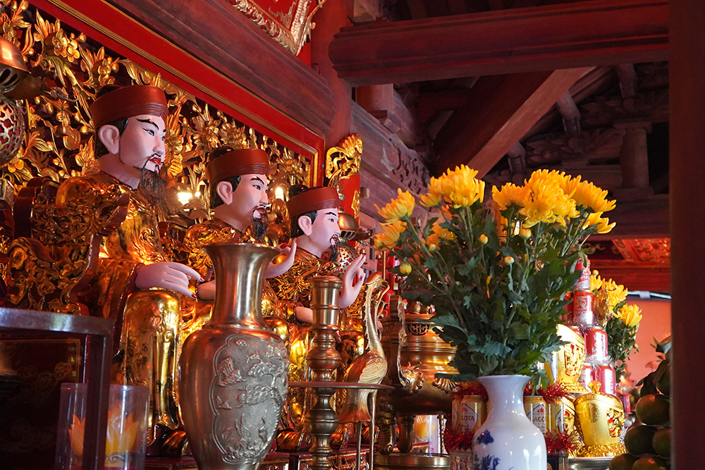 Tượng thờ ở đền Cửa Ông. Ảnh: Báo Quảng Ninh.