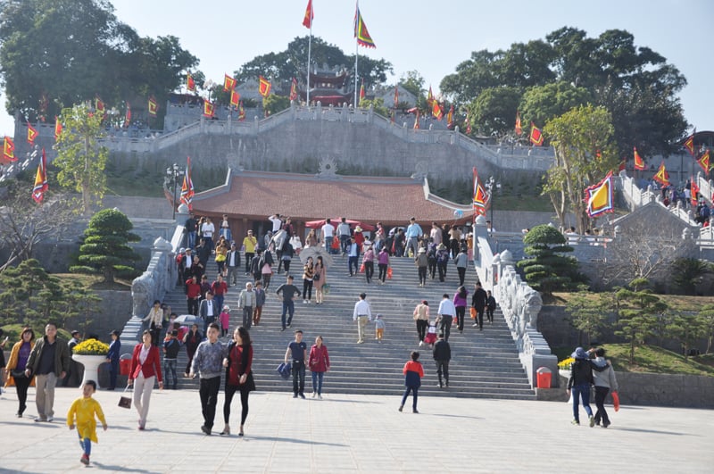 Nhiều du khách đến viếng chùa. Ảnh: Báo Quảng Ninh.
