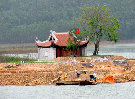 Lăng Thái ở hồ Trại Lốc. Ảnh: Báo Quảng Ninh.