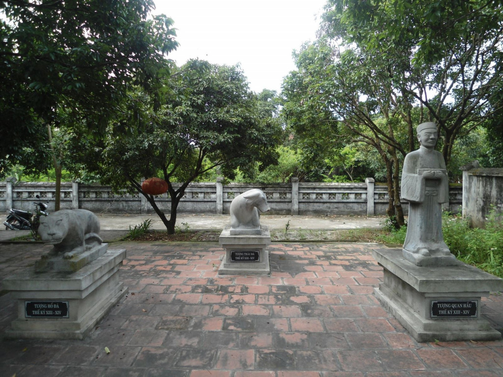 Tượng quan và linh thú bằng đá ở lăng Ngải Sơn. Ảnh: Bảo tàng Quảng Ninh.
