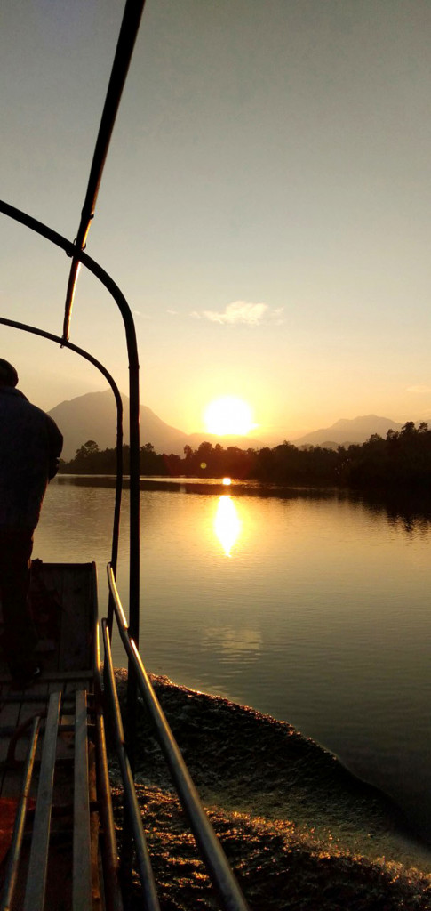 Hoàng hôn buông trên hồ. Ảnh: HalongTourism