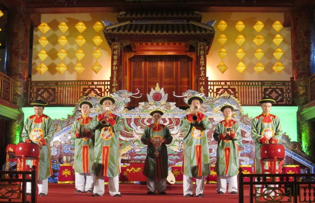 Biểu diễn ca nhạc trong nhà hát. Ảnh: Báo Thừa Thiên Huế.