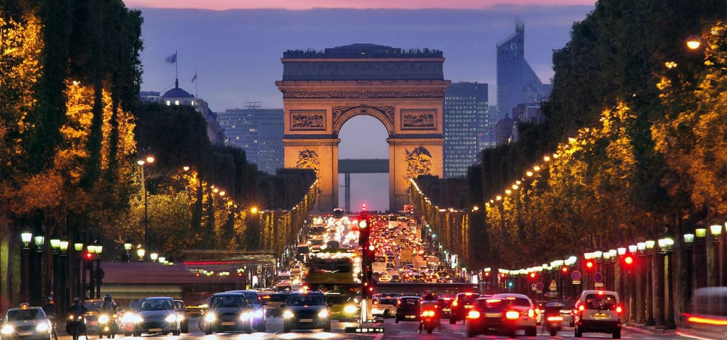 Đại lộ Champs Elysees vô cùng tấp nập và nhộn nhịp.