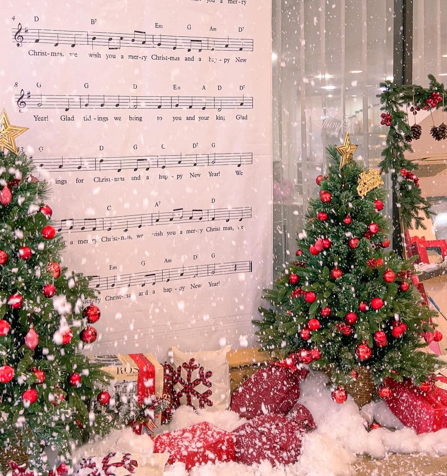 Không gian quán cafe trang trí Noel sẽ khiến bạn cảm thấy ấm áp và thư giãn hơn bao giờ hết. Tận hưởng hương vị cà phê thơm ngon cùng với không gian lấp lánh các đèn led, những cây thông và hình ảnh ông già Noel đáng yêu. Hãy đến và khám phá một mùa Giáng sinh đầy ấn tượng tại quán cafe này.