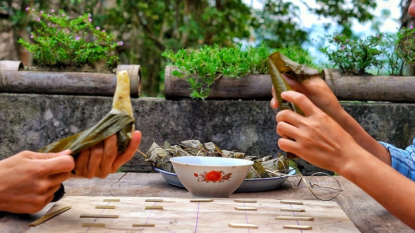 Khi ăn bóc dần lá từ trên phần chóp để không bị dính tay.