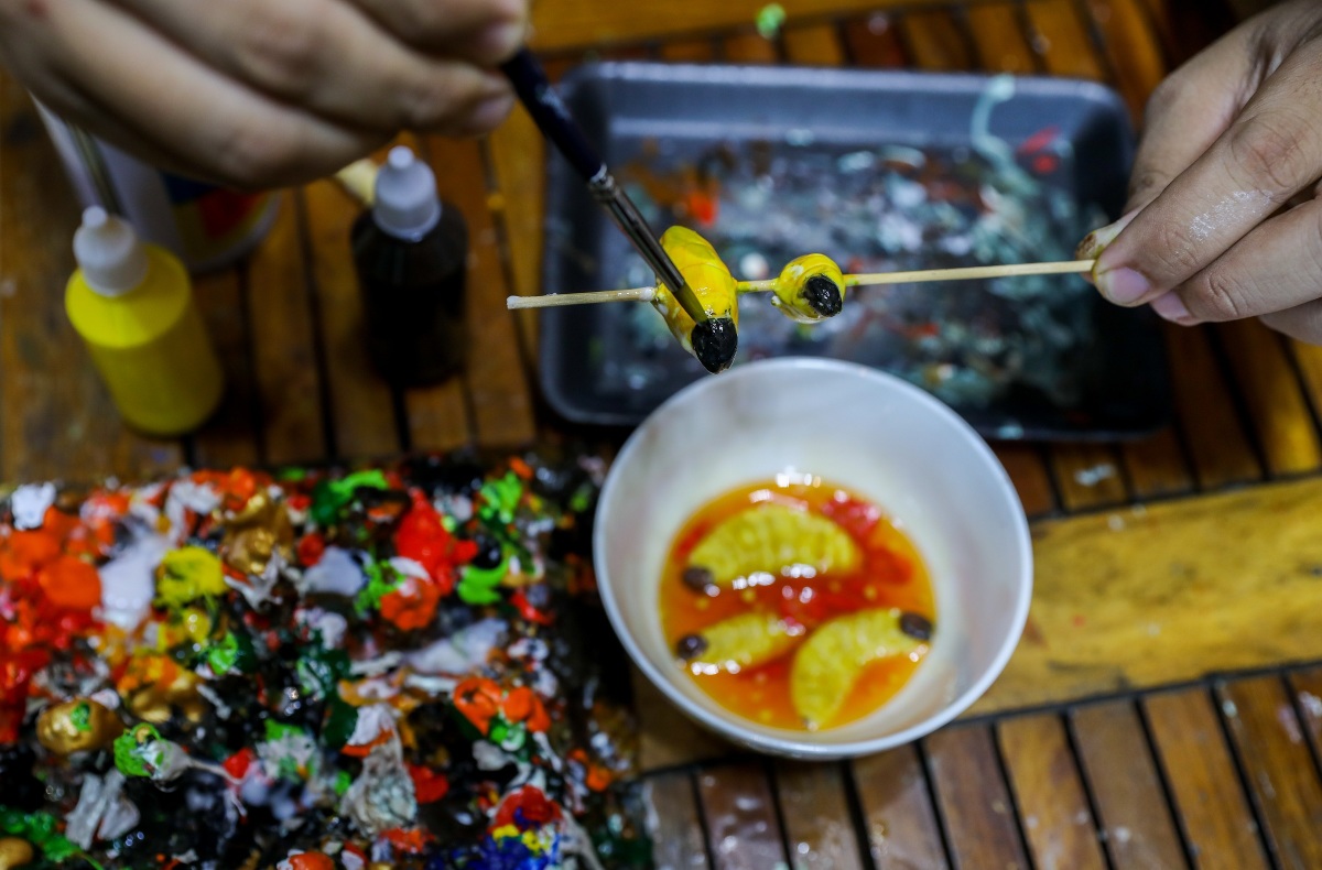 Món đuông dừa chấm mắm. Ảnh: Vnexpress/Quỳnh Trần