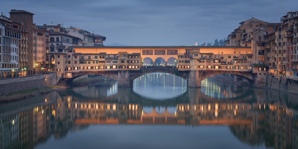 Cây cầu Ponte Vecchio bắc ngang sông Arno, biểu tượng và niềm tự hào của Florence ở Ý.