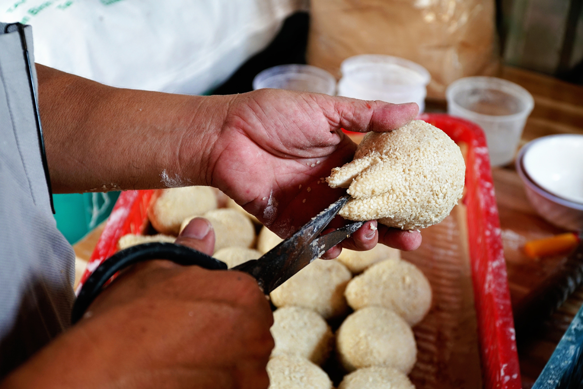 Để làm được bánh lựu, người thợ phải trải qua hơn 10 công đoạn từ nhào bột, nắn bột, phủ mè, làm nhân, tạo hình,...