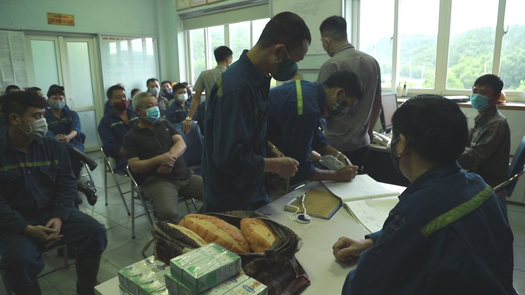 Công nhân nhận bánh mì giữa ca. Ảnh: Báo Quảng Ninh