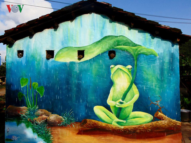 Bức tranh ếch là một trong những bức tranh nổi tiếng của làng. Ảnh: VOV.