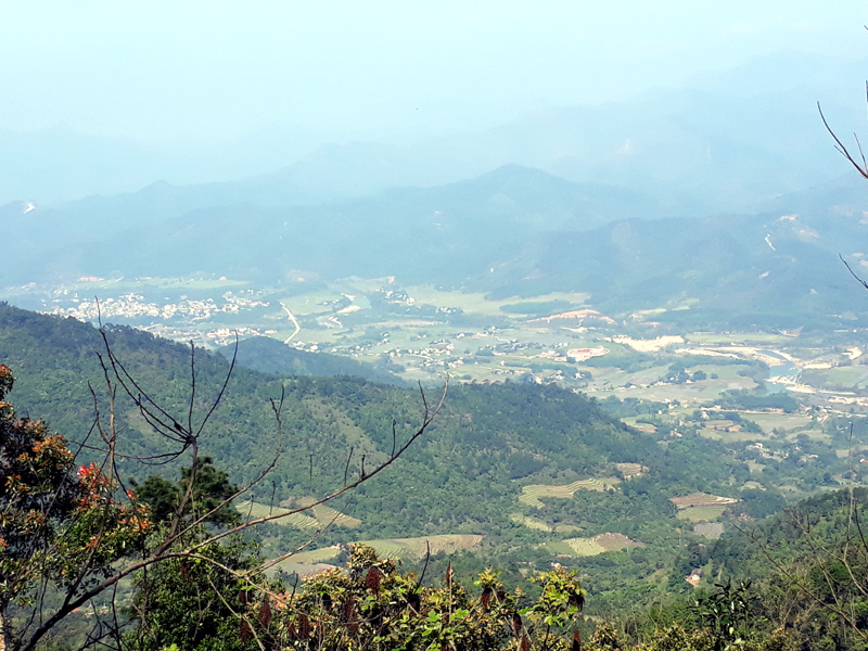 Thị trấn Bình Liêu nhìn từ trên đỉnh núi.  Ảnh: Báo Quảng Ninh