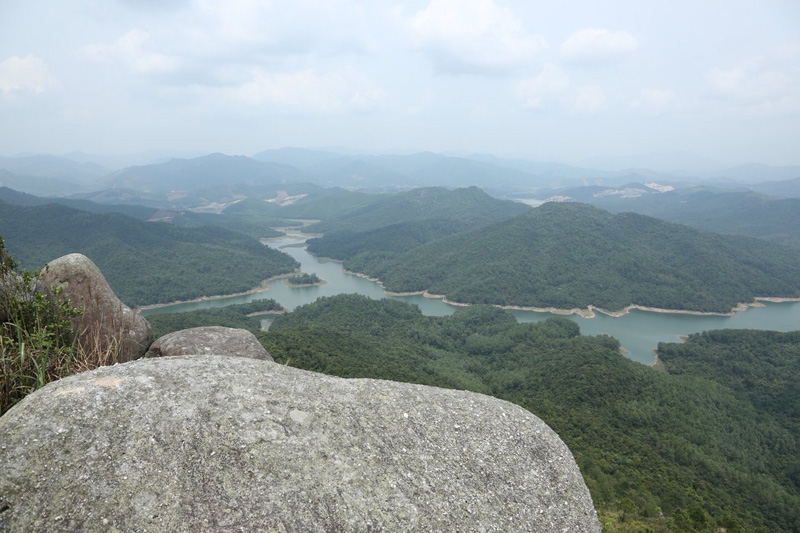 Hồ Yên Lập nhìn từ trên núi.  Ảnh: Báo Du lịch.