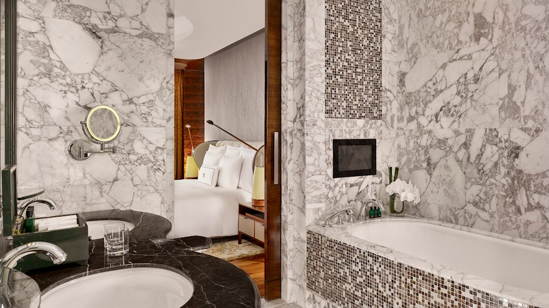 the-reverie-saigon-executive-suite-by-giorgetti-bathroom-cr-800x450