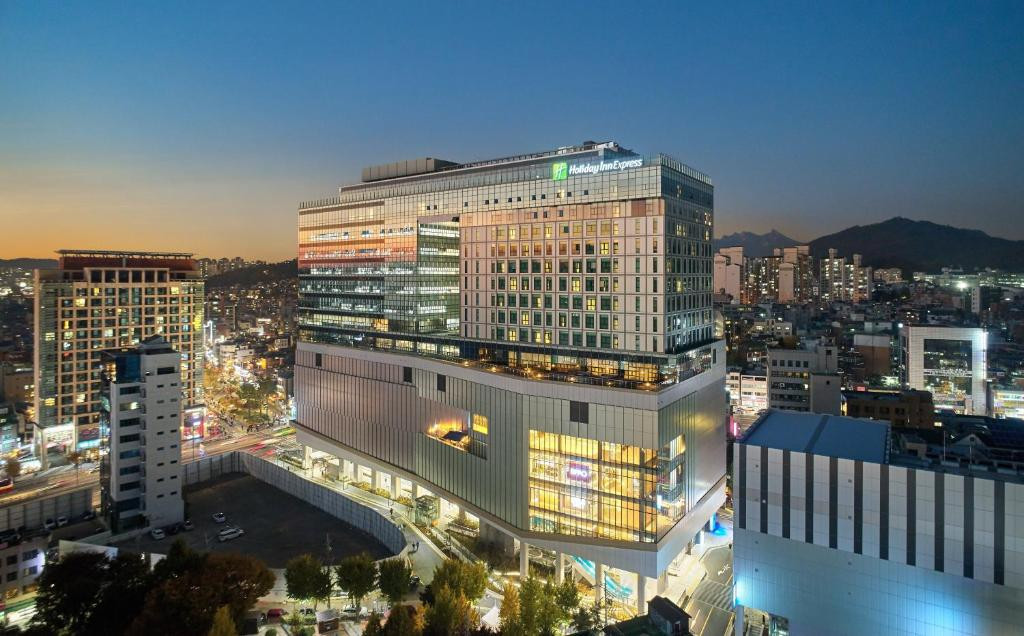 Khách sạn Holiday Inn Express Seoul Hongdae.