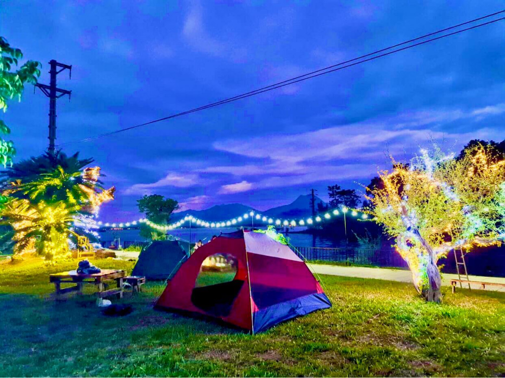 Cắm trại qua đêm tại hồ.  Ảnh: Facebook Đặng Phạm.