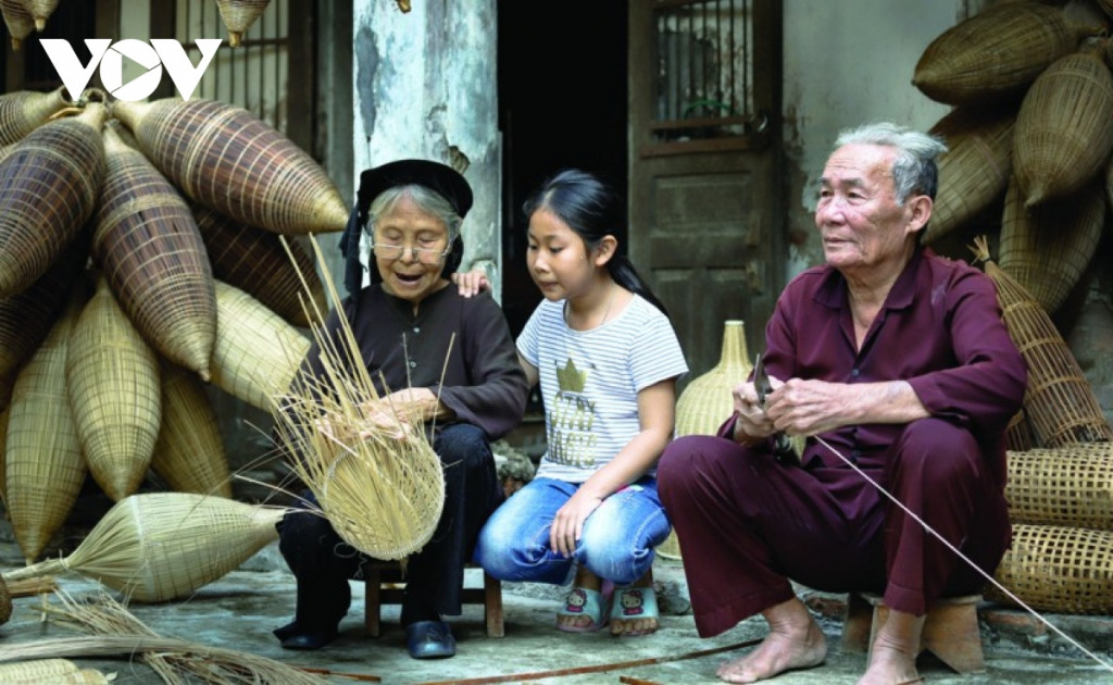 Nghề truyền thống được truyền qua nhiều thế hệ. Ảnh: VOV.