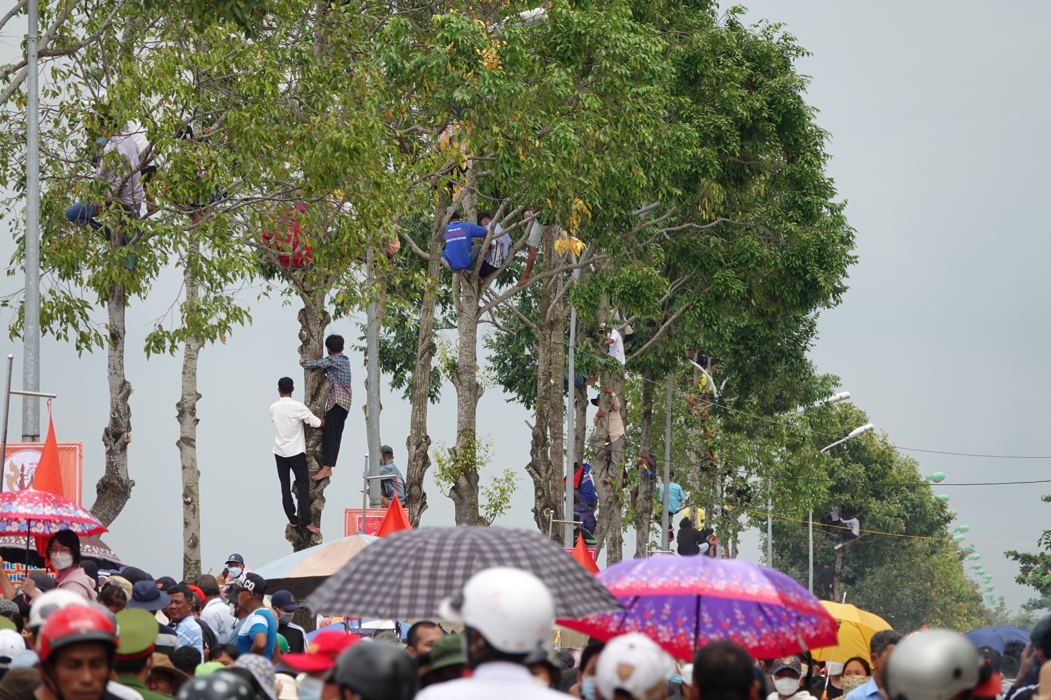 Nhiều người cổ vũ nhiệt tình. Ảnh: Duy Tân/Báo Thanh Niên.