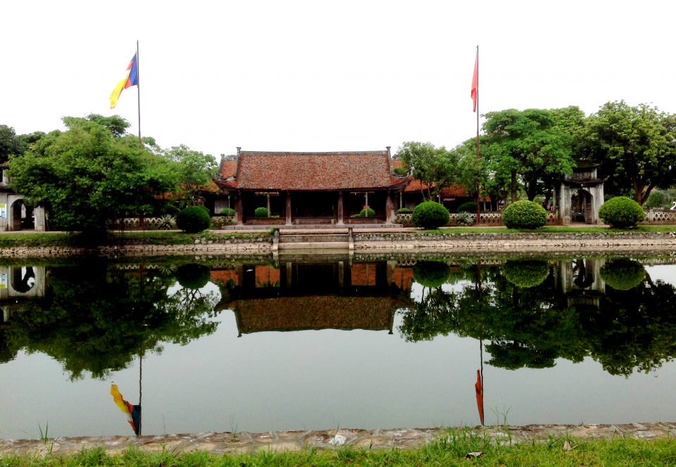 Ngôi đền được bao quanh bởi một hồ nước. Ảnh: VOV.