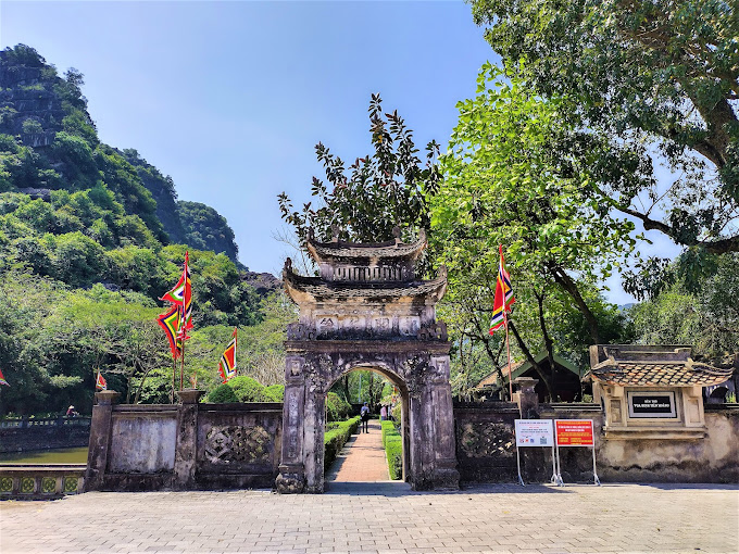 Đền thờ Đinh Tiên Hoàng – Vị vua nổi tiếng với “Tập trận cờ lau” - iVIVU.com