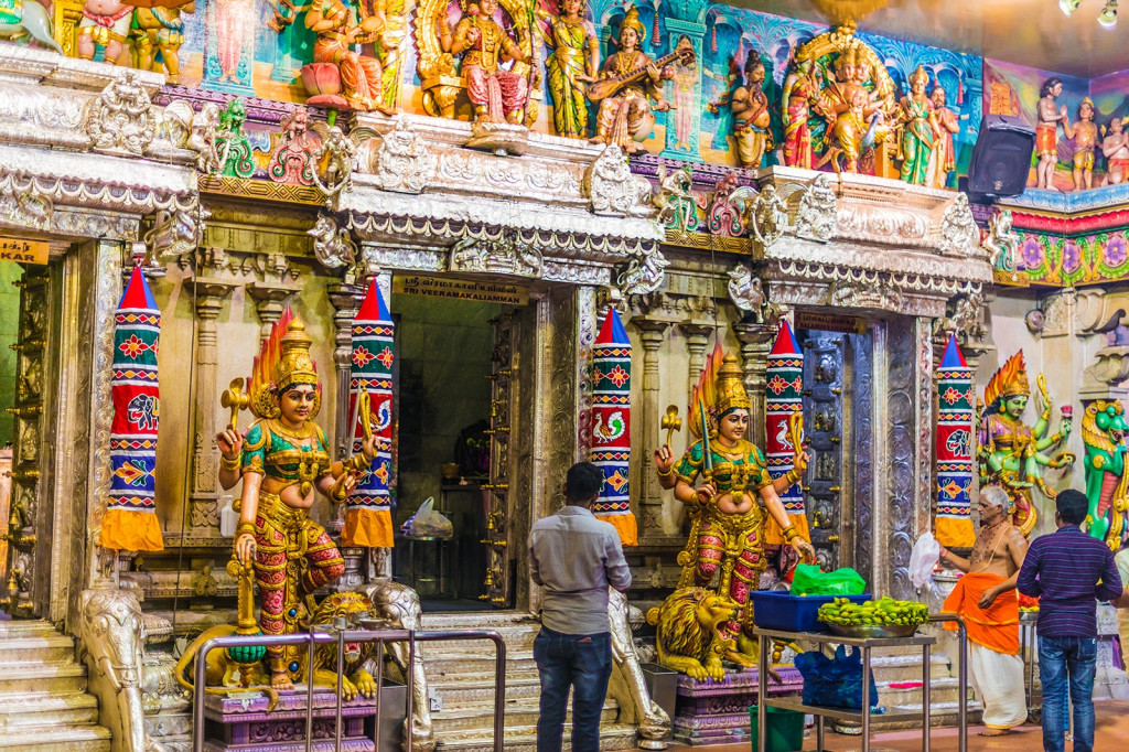 Bên trong đền Sri Mariamman Temple.