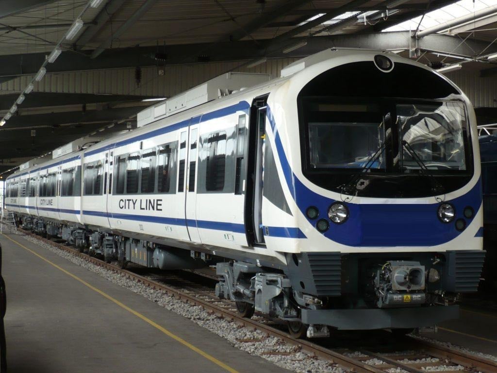 Tàu điện từ sân bay về trung tâm thành phố Bangkok.