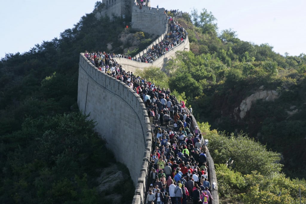 Vào mùa cao điểm, du khách đến tham quan rất đông.