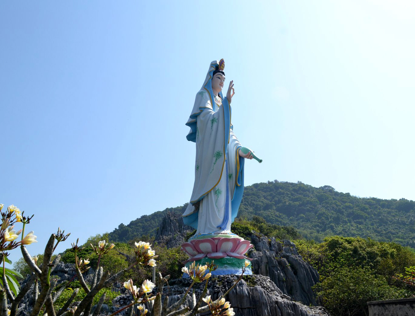 Tượng Phật Bà khổng lồ ở trên đỉnh núi