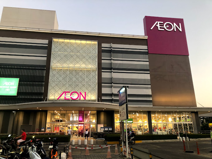 Bên ngoài Aeon mall Bình Tân.