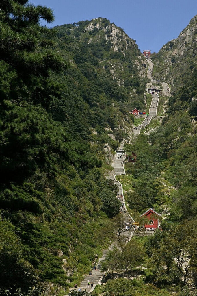 Con đường 7000 bậc thang chinh phục núi Thái Sơn.