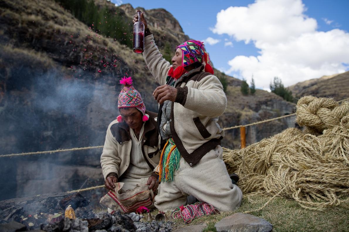 Một nghi thức đặc biệt của của cộng đồng người Quechua - nghi thức "đổi mới" nhằm bỏ cầu cũ thay bằng cầu mới.
