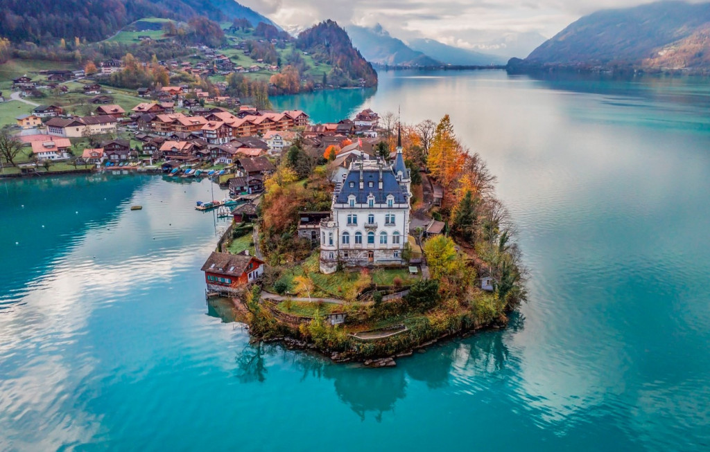 Hồ Brienz nổi tiếng tuyệt đẹp ở Thụy Sĩ.