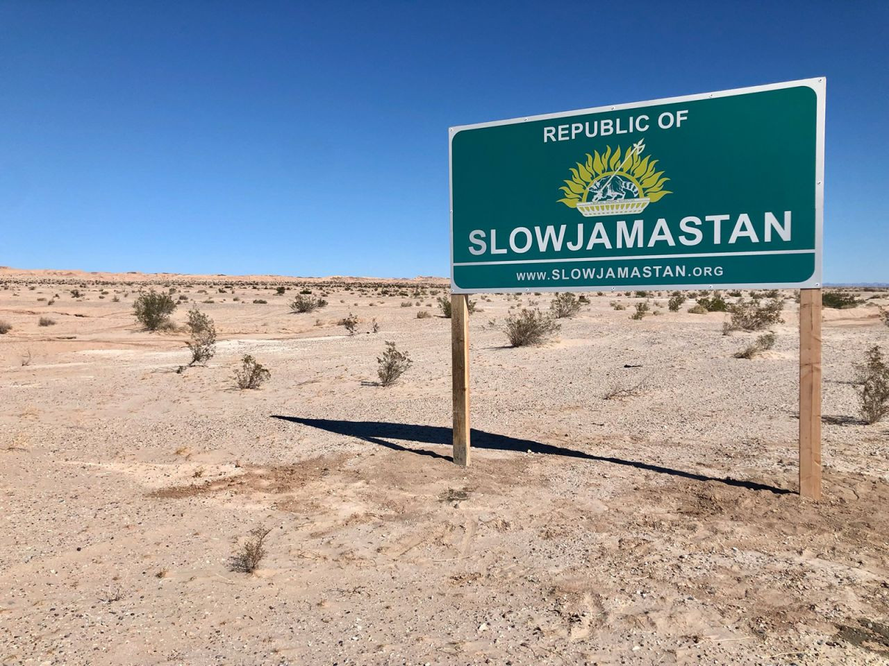 Tấm biển đánh dấu lãnh thổ của Slowjamastan. Ảnh: CNN.