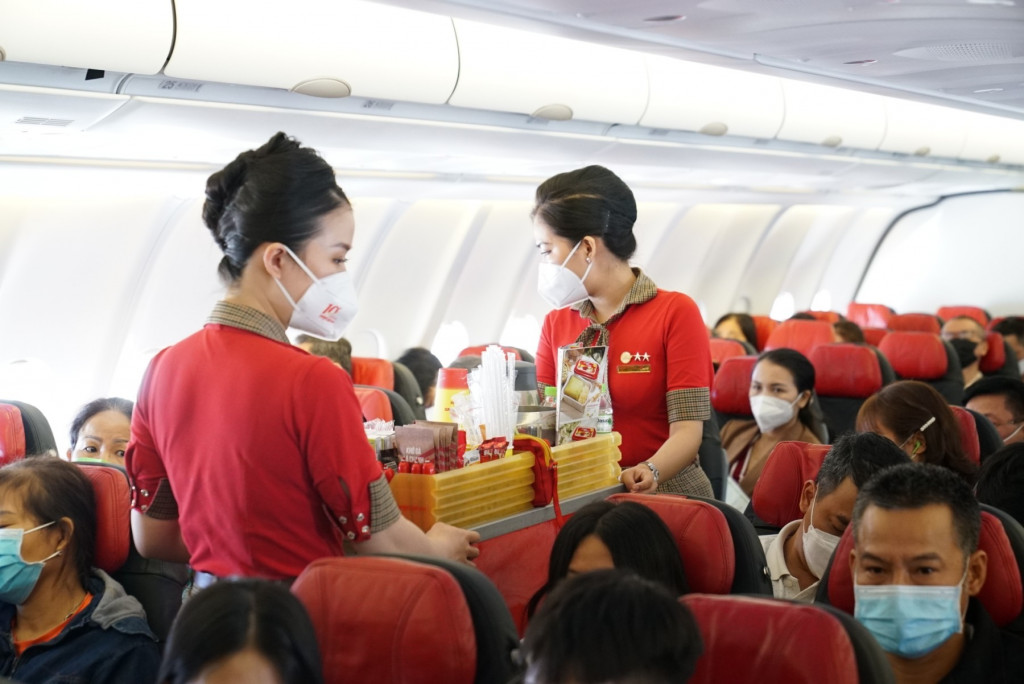 Trên máy bay sẽ có dịch vụ ăn uống nếu hành khách có nhu cầu, một số hạng vé đã bao gồm.