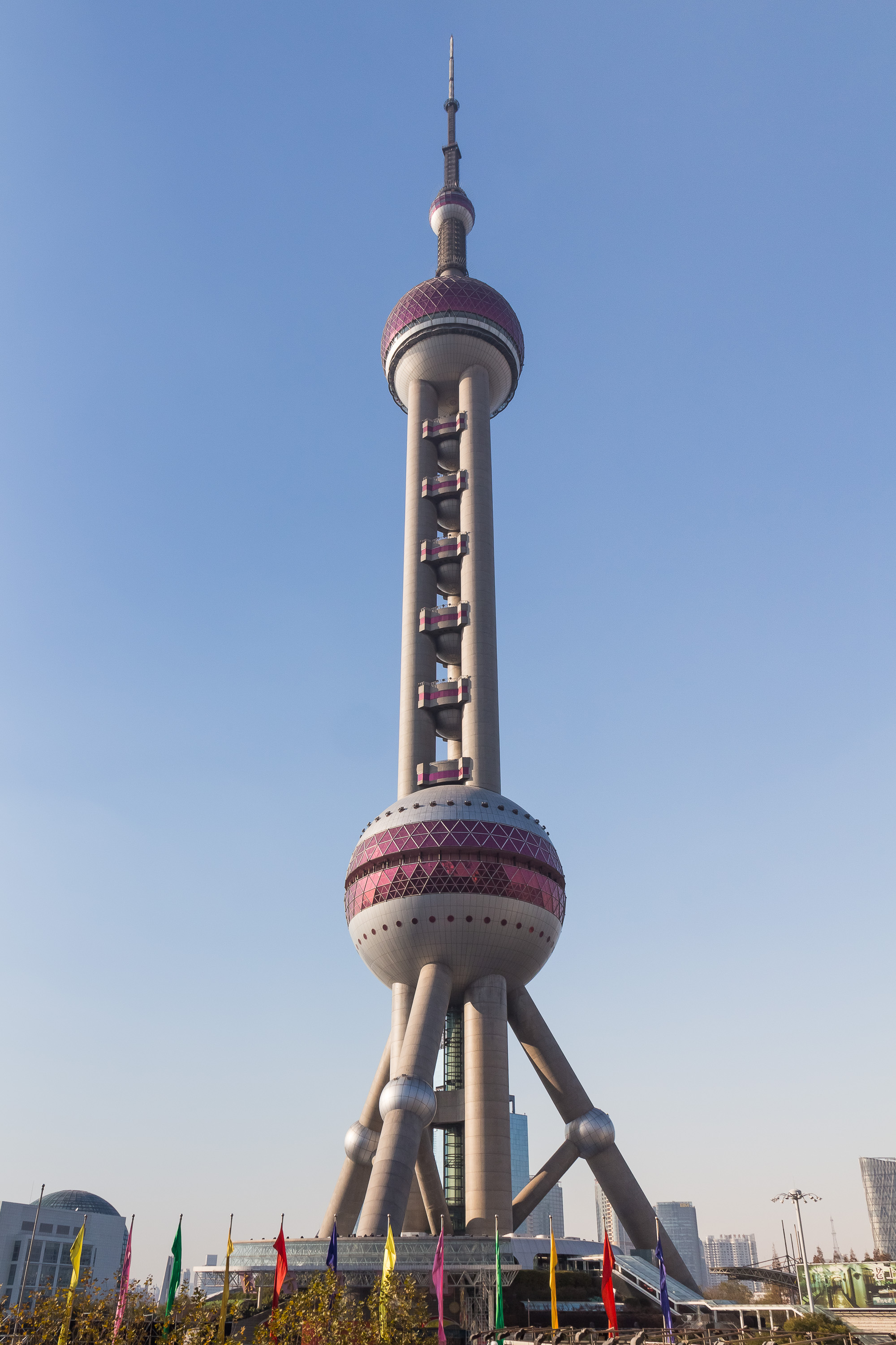 Oriental_Pearl_Tower_in_Shanghai_ivivu
