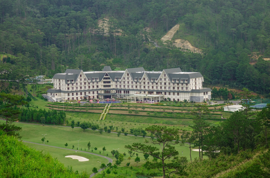 Khách sạn như một tòa nhà lãng mạn giữa rừng núi.