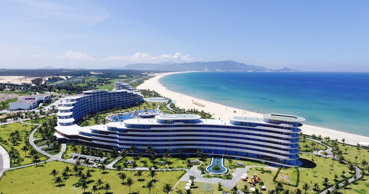 Quần thể khách sạn với "view" ôm trọn biển.