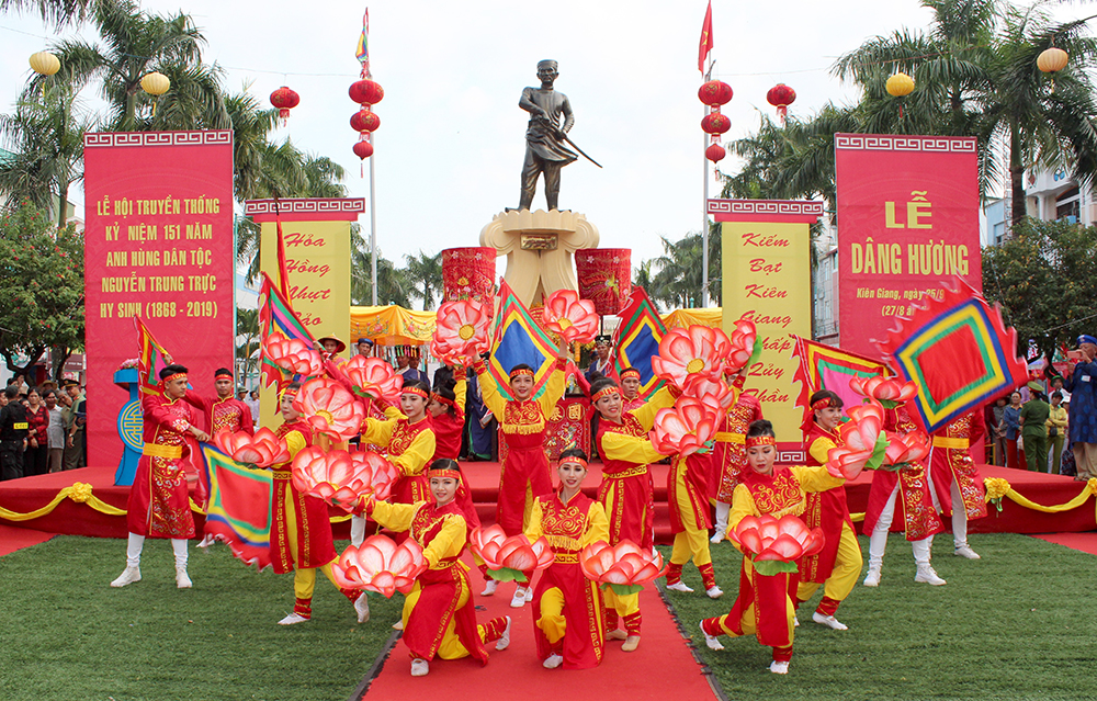 Lễ dâng hương tại tượng đài anh hùng dân tộc Nguyễn Trung Trực. Ảnh: kiengiang.gov.
