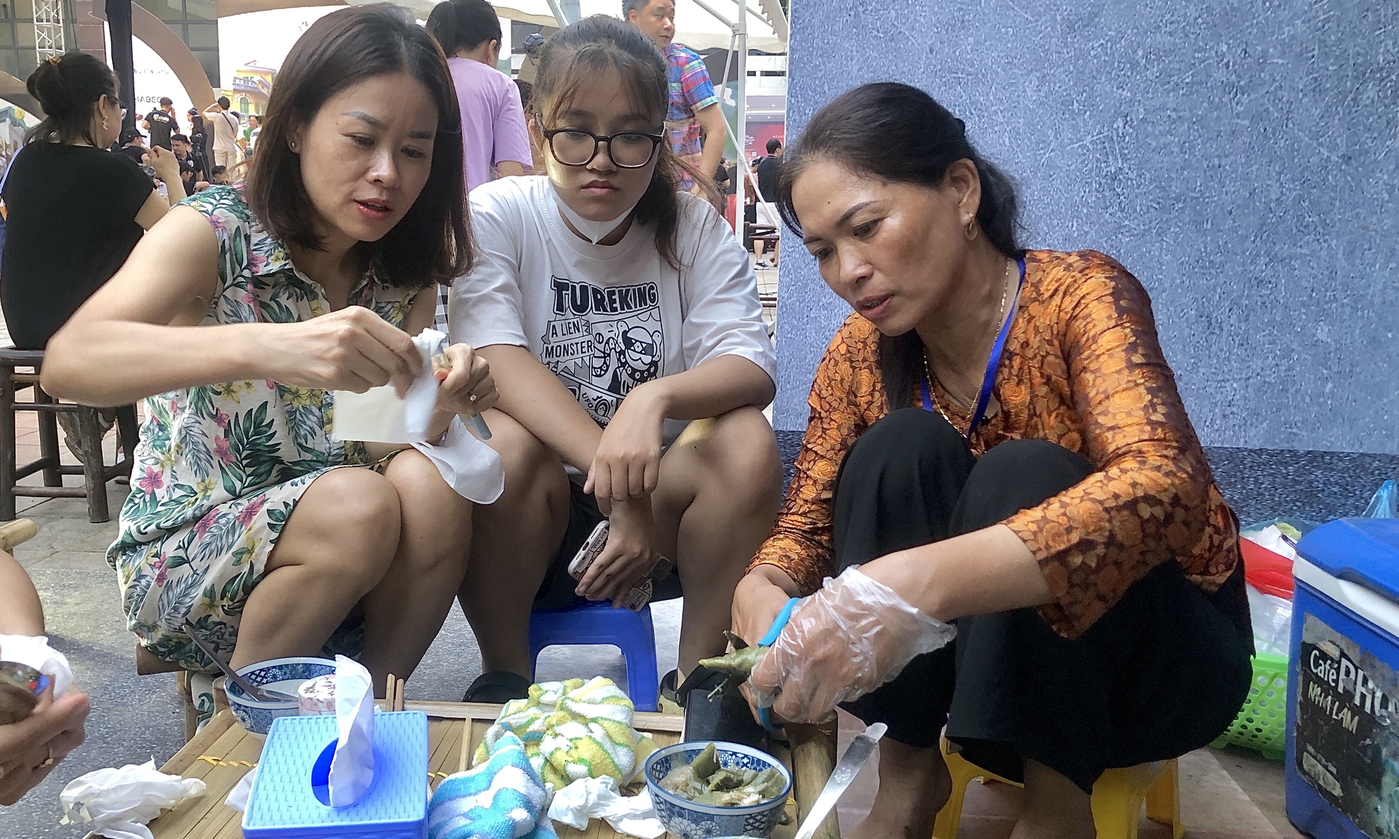 Thực khách thưởng thức món cháo gõ trong Festival Thu Hà Nội 2023. Ảnh: Quỳnh Mai.