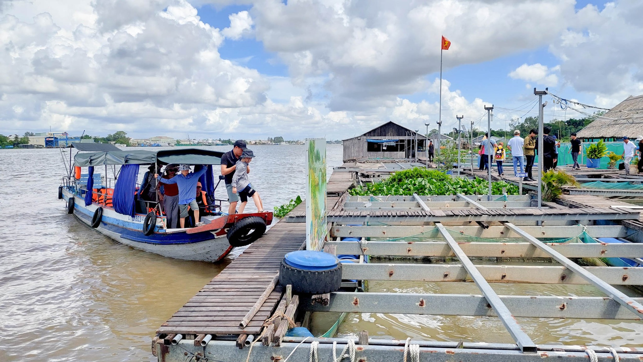 Làng nuôi cá bè. Ảnh: Fb Cồn Sơn - Làng du lịch cộng đồng.