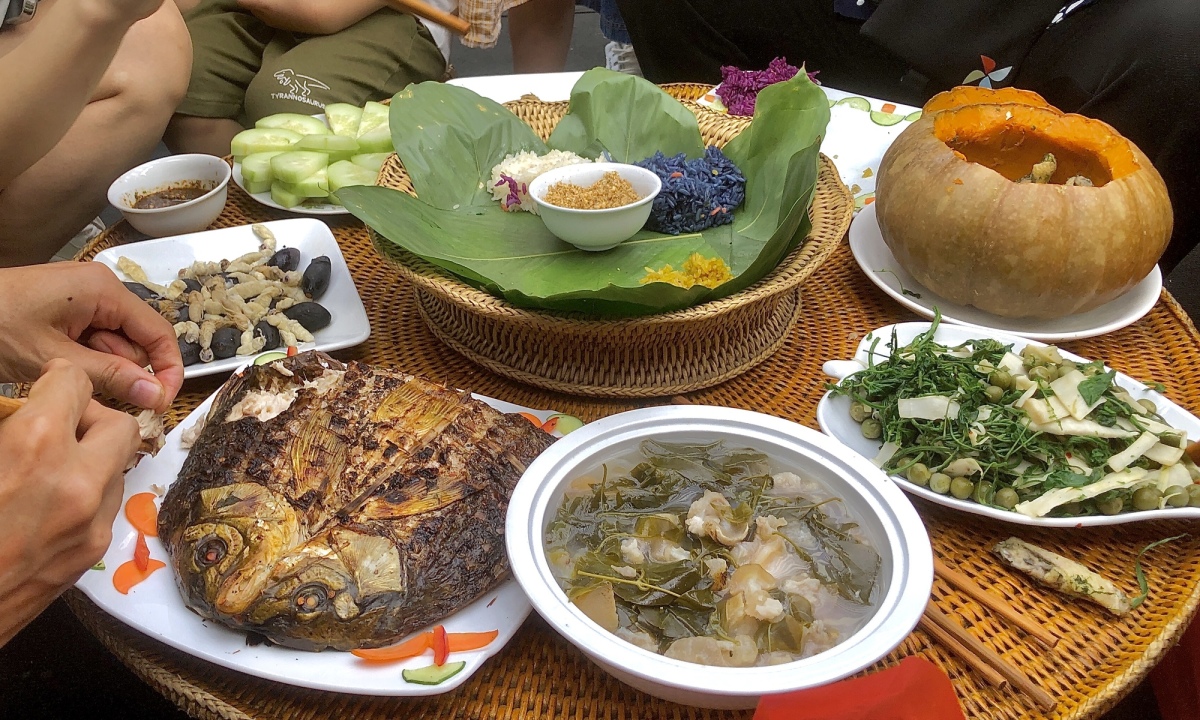 Mâm cơm truyền thống của dân tộc Thái đen xuất hiện trong festival thu Hà Nội.