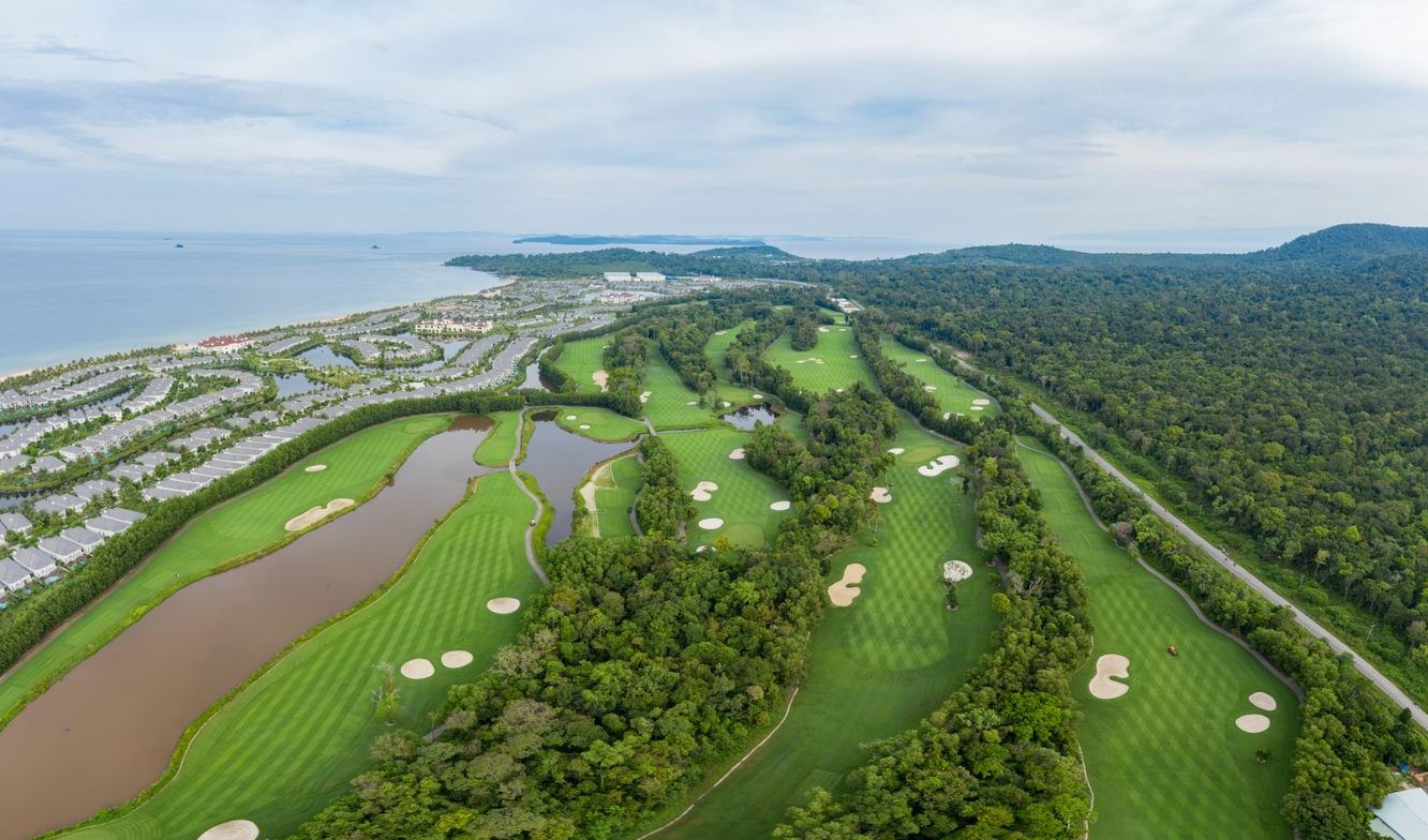 Toàn cảnh sân golf Vinpearl Golf Phú Quốc nhìn từ trên cao.