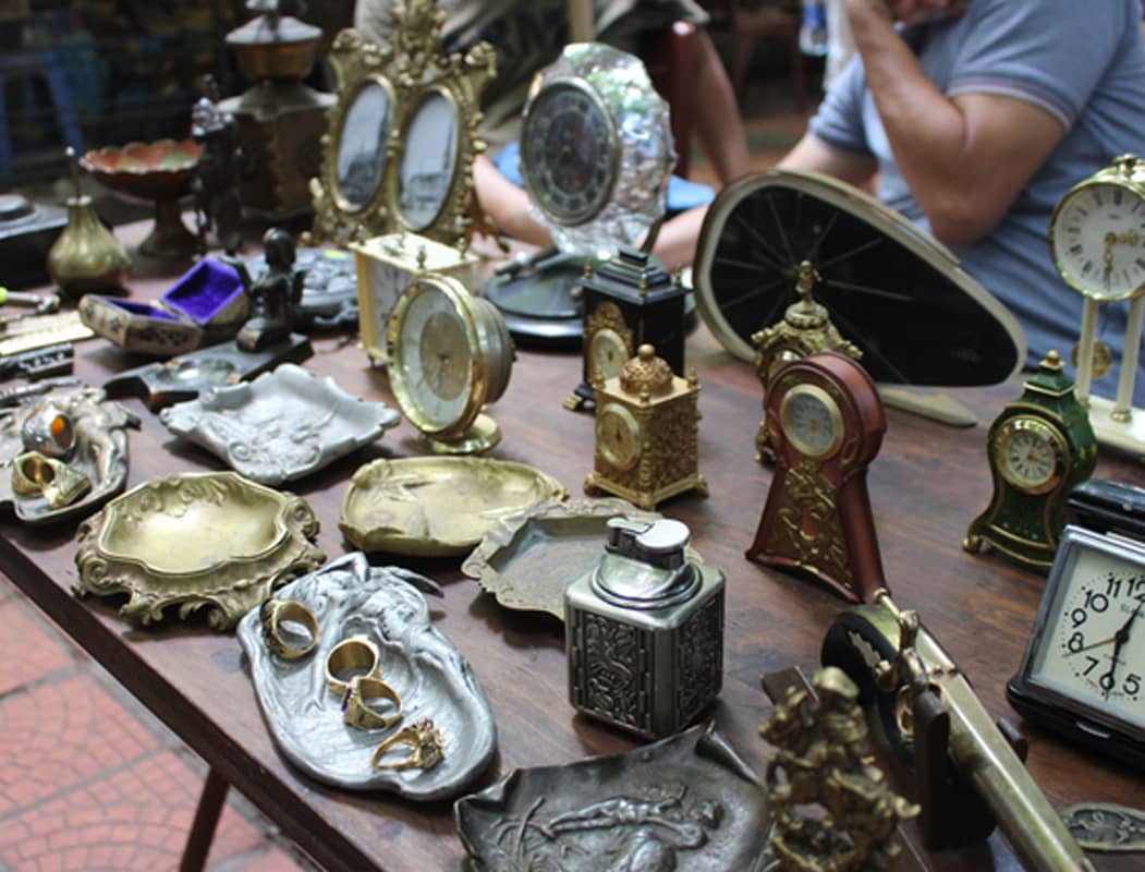 Những món đồ cổ quý giá tại chợ Đồ Cổ