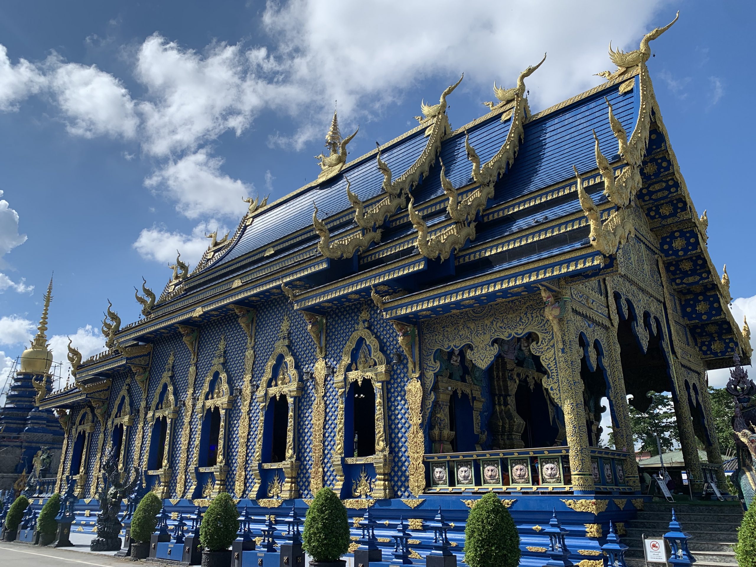 Wat Rong Suea Ten được bao phủ bởi màu xanh sapphire