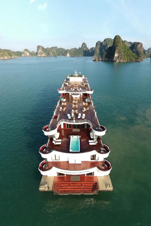 Ambassador Hạ Long - Day Cruise là du thuyền tham quan và nghỉ dưỡng trong ngày