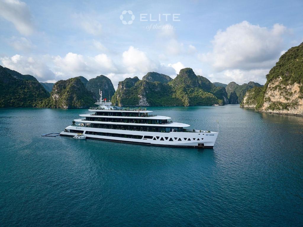 Du thuyền Elite Of The Seas Lan Hạ là du thuyền 6 sao sang trọng