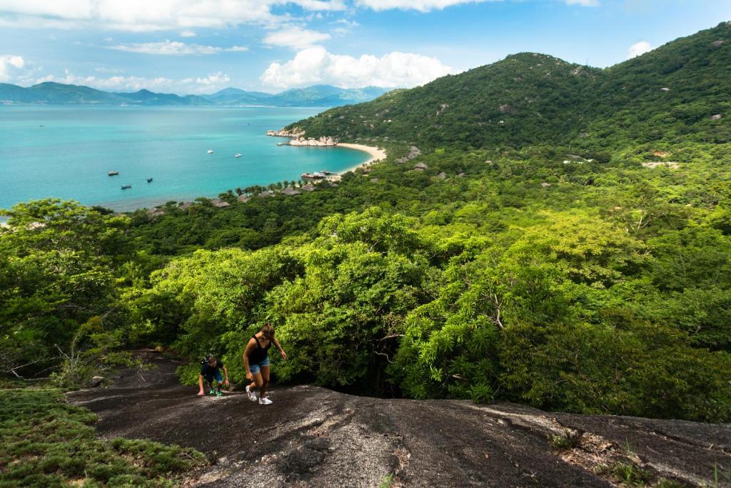 Du khách trải nghiệm leo núi tại resort