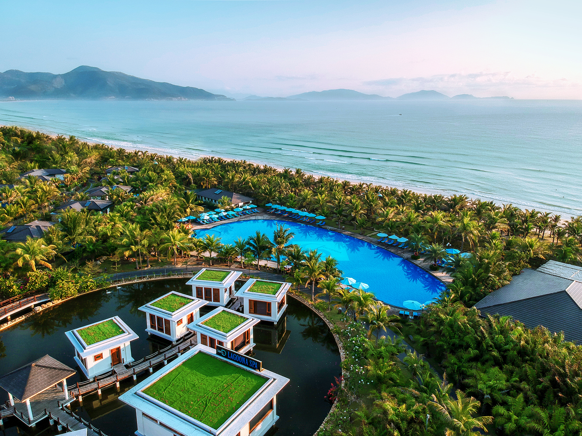  Resort đẳng cấp trải dài trên bờ cát trắng mịn của vịnh Cam Ranh