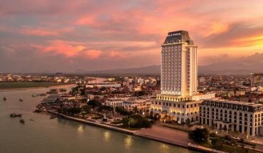 Khách sạn Melia Vinpearl Quảng Bình nằm ngay tại trung tâm thành phố Đồng Hới