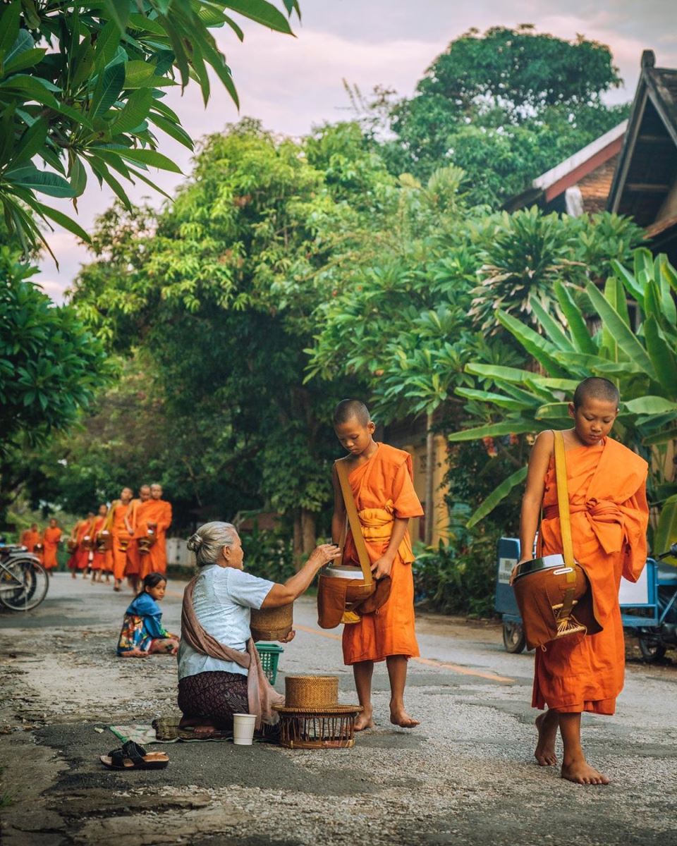 Các nhà sư khất thực tại lễ Tắc - Bật